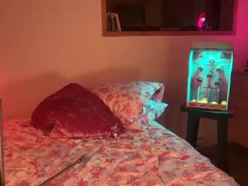girl
        peacheekitty cam image #4567543