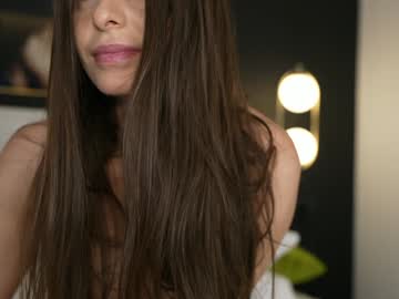 girl
        dovia cam image #4963926