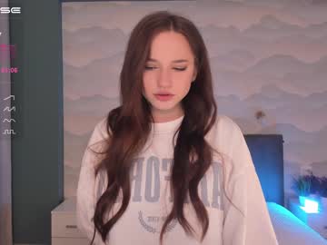 girl
        yes_ready cam image #2028450