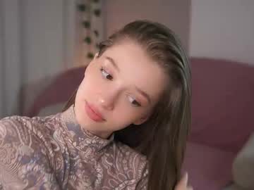 girl
        little_poetry cam image #6309995