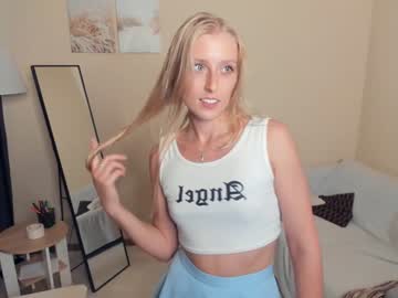 girl
        mindinclouds cam image #4962096
