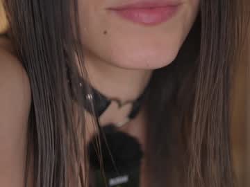 girl
        emyii cam image #6577339
