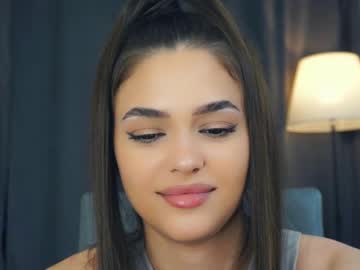 girl
        zarabeamer cam image #6792363