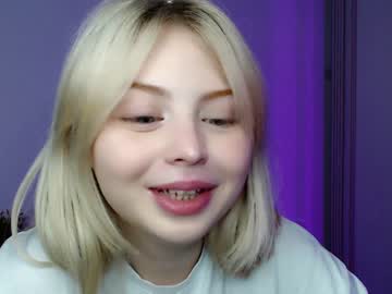 girl
        shy_blondiee cam image #960012