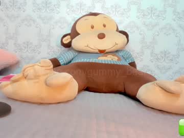 girl
        gummy_bear7 cam image #930284