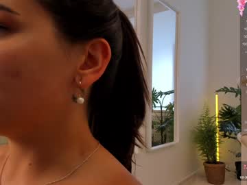 girl
        emilia_dream cam image #4848984