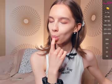 girl
        happiness_call cam image #2164398