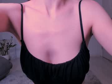 girl
        lauratanguy cam image #5261720