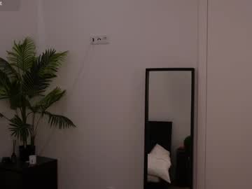 girl
        lilly_colins cam image #5936564