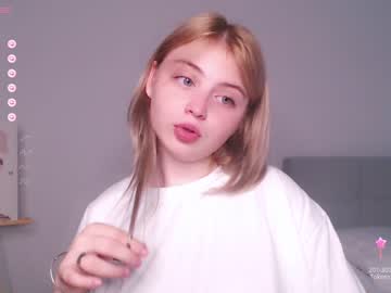 girl
        shy_blondiee cam image #2562072