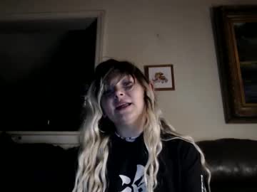 girl
        kipsy420 cam image #6817663