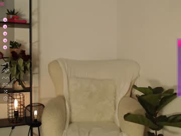 girl
        lucylia_ cam image #4830737