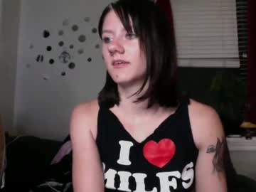 girl
        psychobaby666 cam image #1695351