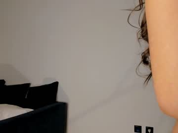 girl
        emilybatee cam image #1210139