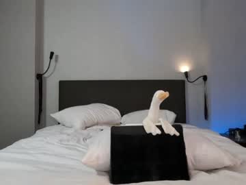 couple
        ari_lovexo cam image #2820804