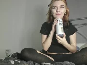 girl
        lizzyylovesick cam image #4979666
