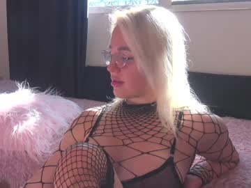 girl
        xtina__ cam image #266672