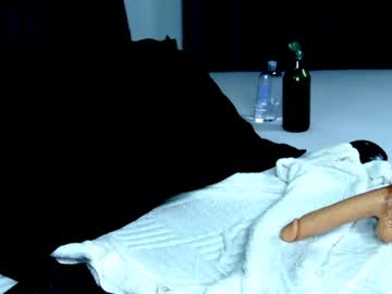 girl
        dee_waters cam image #4566024