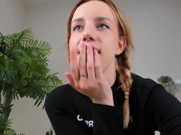 girl
        creamy_raspberry cam image #2232070