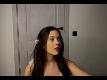 girl
        emilybatee cam image #1375964
