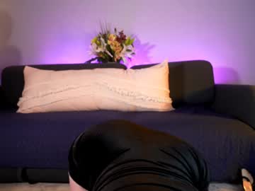 girl
        littlee33 cam image #4866673