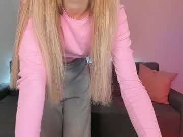 girl
        holly____ cam image #677948