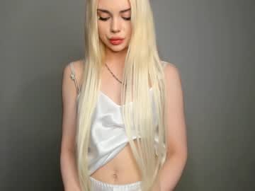 girl
        kaya_davis cam image #2551850