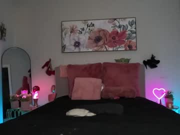 couple
        ari_lovexo cam image #2720496