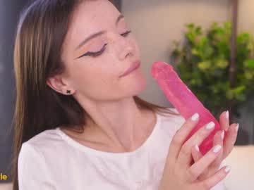 girl
        bellacle cam image #6903770