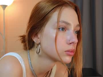 girl
        shirleywhitney cam image #2368113