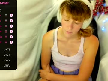 girl
        its_lily cam image #5818245