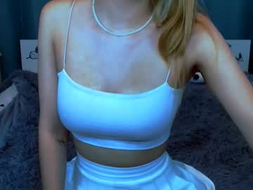 girl
        heart_selena cam image #2306587