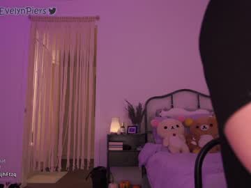 girl
        evelynpiers cam image #47279