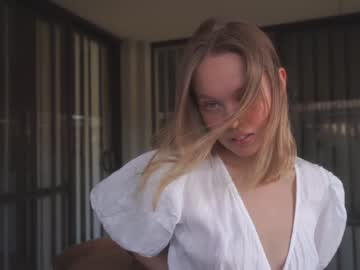 girl
        bibi_it_is cam image #812924