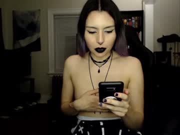 girl
        runacrow cam image #1587674