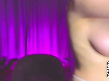 girl
        oliviabr0wn cam image #4259235