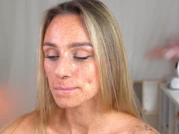 girl
        artease cam image #3434796
