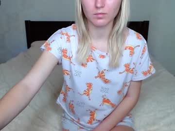 girl
        kittycat__meow_ cam image #1552851