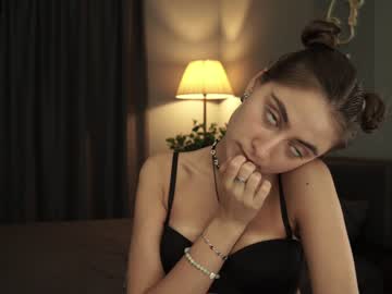 girl
        tessarosse_ cam image #2106045