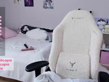 girl
        lilicapie cam image #4015132