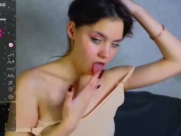 girl
        lunaaokii cam image #3437123