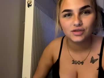 girl
        emwoods cam image #3617641