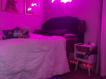 girl
        brielledaviss cam image #6686750