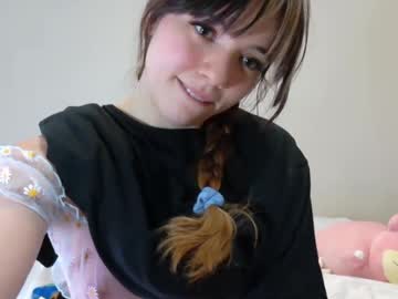 girl
        ellajames01 cam image #6298520