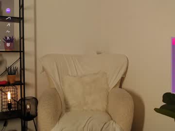 girl
        lucylia_ cam image #5340605