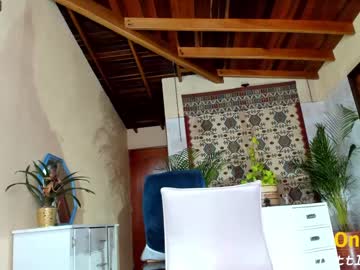 girl
        little_izzi cam image #2151727