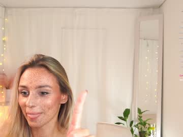 girl
        artease cam image #2975411