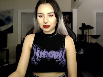 girl
        runacrow cam image #1746429