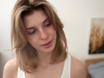 girl
        refined_style cam image #4929415