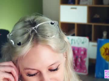 girl
        audreycarvin cam image #5224772